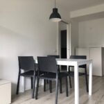 Table à manger avec 4 chaises.