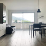 Séjour de l'appartement avec grande porte-fenêtre coulissante.